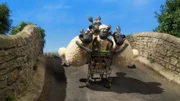 Mit dem Einkaufswagen geht es schneller. Die Schafe nehmen die Verfolgung auf.