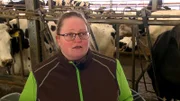 Nicole arbeitet hart in der Landwirtschaft