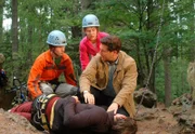 Bei einem Unfall in der Kletterwand kann Christian (Francis Fulton Smith, r.) in letzter Sekunde das Schlimmste verhindern. V.l.n.r. Piwi (David Bode), Nele (Lea Eisleb), Christian (Francis Fulton Smith), Heiner Hauser (Steffen Groth, liegend).