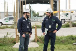 Beau (John Travolta) und Pok Chop (Gil Bellows).