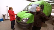 Ein Wiedersehen mit den „Krefelder Engeln“. Sie verteilen ehrenamtlich Lebensmittelspenden. Mit großem Einsatz und viel Überwindung haben die „Engel“ neue Räumlichkeiten für ihre Lebensmittelausgabe hergerichtet. Viele ehrenamtliche Helfer verteilen dort einmal in der Woche Lebensmittelspenden, die vorher mit einem neuen Transporter – ebenfalls eine Spende – eingesammelt werden.