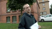 Martin ist verzweifelt. Nachdem seine Verlobte Manja ins Obdachlosenheim gezogen ist und die Wohnung fristlos gekündigt wurde, gerät sein Leben ziemlich aus dem Ruder.