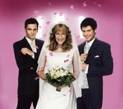 David (Mathis Künzler, l.) oder Rokko (Manuel Cortez, r.): Wer bekommt Lisas (Alexandra Neldel, M.) Herz fürs ganze Leben? (Dieses Foto von Alexandra Neldel darf nur in Zusammenhang mit der Berichterstattung über die Serie "Verliebt in Berlin" veröffentlicht und verbreitet werden.)
