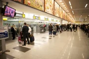Jamaica, New York, USA: Passagiere warten darauf, die Sicherheitskontrolle am John F. Kennedy International Airport zu passieren. (Bildnachweis: National Geographic Television)