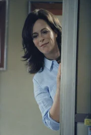 Lois (Jane Kaczamarek) freut sich darüber, daß einmal Ruhe und Ordnung im Hause herrscht.