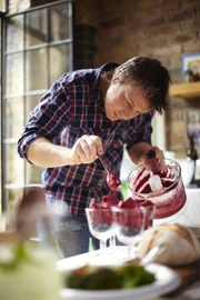 Diesmal gibt es bei Jamie Oliver als Hauptgang seines 30-Minuten-Menüs einen Seebarsch. Dazu reicht er Pancetta, Süßkartoffeln und asiatisches Gemüse als Beilagen.