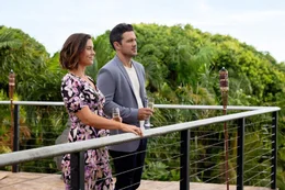 Hannah (Ashley Williams, li.) und Josh (Ryan Paevey, re.) wurden beide vor dem Traualtar sitzen gelassen. Als sie sich im Park &uuml;ber den Weg laufen und dann sogar f&uuml;r ihre Flitterwochen im selben Urlaubsresort landen, lernen sie sich immer besser kennen.  +++ Die Verwendung des sendungsbezogenen Materials ist nur mit dem Hinweis und Verlinkung auf RTL+ gestattet. +++