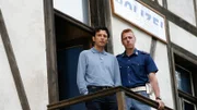 Kommissar Vincenzo (Enrico Ianniello, links) und Huber (Gianmarco Pozzoli, re.) haben den Hotelbesitzer Bini vorgeladen. Zwischen ihm und dem erschlagenen Senner hatte es seit längerem Streit gegeben.