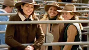 V.l.: Claire McLeod (Lisa Chappell), Tess Silverman McLeod (Bridie Carter) und Sandra Kinsella (Inge Hornstra).  Die Verwendung des sendungsbezogenen Materials ist nur mit dem Hinweis und Verlinkung auf TVNOW gestattet.