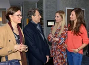 Sunny (Valentina Pahde, 2.v.r.) und Elena (Elena Garcia Gerlach, r.) fragen sich, warum Gerner (Wolfgang Bahro) so guter Stimmung ist, als er in Begleitung von Frau Heinrichs (Yvonne Ernicke) ins Büro kommt.