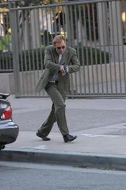 Lt. Horatio Caine (David Caruso) wird zufällig Zeuge eines Überfalls auf einen Geldtransporter. Bei der anschließenden Schießerei wird einer der beiden Täter von Lt. Caine tödlich getroffen.