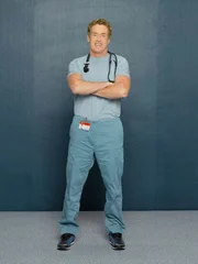 (8. Staffel) - Hält seine Schützlinge liebend gerne auf Trapp: Dr. Phil Cox (John C. McGinley) ...