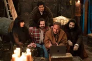 (hinten) Guillermo (Harvey Guillén); (vorne v.l.n.r.) Nadja (Natasia Demetriou); Laszlo (Matt Berry); Bran (Randy Sklar); Nandor (Kayvan Novak)