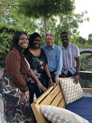 V.l.: Dionne Bimpong, Sybil Bimpong, Alan Titchmarsh und Josh Bimpong.