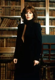 Jennifer Hart (Stefanie Powers)