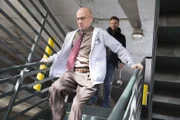 Ein Häftling in Teleroboterform will Jeffs (Joel McHale, hinten) Platz an Dean Peltons (Jim Rash, vorne) Seite als liebenswerter Bad Boy einnehmen ...