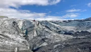 Der Sólheimajökull gehört zum größtem Gletschermassiv Islands. Unter dem kilometerdicken Eispanzer schlummert unter anderem der aktive Vulkan Bardabunga.
