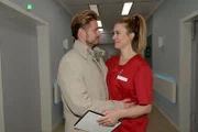 Philip (Jörn Schlönvoigt) verspricht Jessica (Nina Ensmann) sie zu verwöhnen.