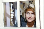 Anna (Jeanette Biedermann) freut sich, dass sie es geschafft hat, ihren Auftrag zu erfüllen.