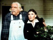 Ein Sturm tobt. Großvater Sam (Will Geer, l.) und seine Enkelin Mary Ellen (Judy Norton-Taylor, r.) sehen sich das Naturereignis aus der Nähe an ...