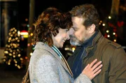Steffi (Karin Kienzer, l.) und Ulrich (Wolfgang Wagner, r.) können ihre Gefühle füreinander nicht mehr verbergen.