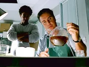 Warrick (Gary Dourdan) beobachtet Gil (William Peterson, R.) beim Kochen von Stechapfeltee - eine Droge die Halluzinationen auslöst.