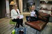 Hugo ist außer sich vor Freude, als er ein Angebot für einen Plattenvertrag bekommt. v.l.n.r.: Lotte (Susanne Szell), Hugo (Hubertus Regout)