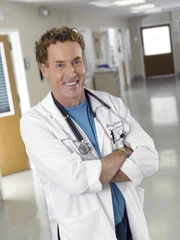(7. Staffel) - Hält seine Schützlinge gerne auf Trapp: Dr. Phil Cox (John C. McGinley) ...