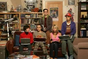 (1. Staffel) - Leonard (Johnny Galecki, M.) und Sheldon (Jim Parsons, 2.v.l.) sind brillante Physiker, die meist zusammen mit ihren Kumpels Rajesh (Kunal Nayyar, r.) und Howard (Simon Helberg, l.) in ihrem gemeinsamen Apartment abhängen und - natürlich nach einem festgelegten Plan - ihre Videogames pflegen. Einzig und allein Penny (Kaley Cuoco, 2.v.r.), die neue Nachbarin, schafft es hin und wieder für Abwechslung in ihrem Leben zu sorgen ...