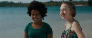 Von links: Noor (Maja Azila) und Ella (C&eacute;cile Enthoven) sind am Badesee.