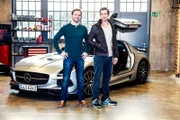 Die Moderatoren Alexander Bloch (l.) und Andreas Jancke im 'auto mobil' Studio.