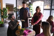 Matteo (Riccardo Angelini, l.) greift entsetzt ein, als in seinem Lokal eine kulinarische Sünde serviert wird. 2.v.l. Tom (Maximilian Herzogenrath), Daniela (Berrit Arnold), rechts Valea (Antonia Kolano)