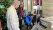 Beim Teppichverkauf: Tarek (li.), Wagdi (2.v.li.), Mauro Corradino und ein potentieller Käufer