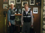 Hinter der Bühne der "Rat Pack"-Nostalgie-Show, bei der falsche Dean Martins, Sinatras und Sammy Davis Juniors auftreten entdecken Greg Sanders (Eric Szmanda, r.) und D.B. Russell (Ted Danson) den Tatort.