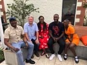 V.l.: Calvin Lawson, Alan Titchmarsh, Yvonne Lawson, Otis Lawson und Faith Lawson