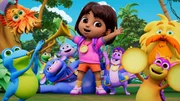 Isa (3.v.l.), Benny (4.v.l.), Boots (5.v.l.), Dora (m.), Tico (3.v.r.), Grumpy Old Troll (hinter, r.)