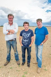 Die drei Top Gear Moderatoren (v.l.) Jeremy Clarkson, Richard Hammond und James May in der Serengeti.