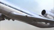 Das Triebwerk trifft die Tragfläche so stark, dass die Hydraulikleitungen durchtrennt werden, wodurch das Flugzeug zur Seite kippt. Die Piloten sind nicht in der Lage, sich zu erholen, und das Flugzeug stürzt 1.400 Meter vor dem Ende der Landebahn auf ein offenes Feld, wobei alle 273 Menschen an Bord und 2 Personen am Boden ums Leben kommen.
