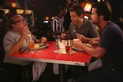 Frank (Danny DeVito, l.), Dennis (Glenn Howerton, 2.v.r..) und Mac (Rob McElhenney, r.) überlegen, wie sie endlich wieder Geld in die Kasse bekommen. Aber egal, wie kreativ die Idee auch ist, das Geld will einfach nicht fließen ...