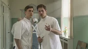 L-R: Peter Rømer (Mikkel Hilgart) und Aksel Rasmussen (Jakob Åkerlind)