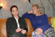 Nina (Maria Wedig, l.) lässt sich in ihrer Verzweiflung von Maren (Eva Mona Rodekirchen) trösten.