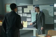 REENACTMENT - Im Zuge der Ermittlungen vermutet Ron Schleede (gespielt von Christopher Morris), dass sich die Frachttür von United Airlines 811 geöffnet haben könnte, während das Flugzeug noch auf dem Boden stand.