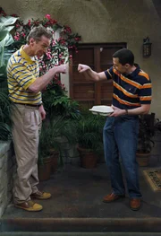 Alan (Jon Cryer, r.) und Herb (Ryan Stiles, l.) ...