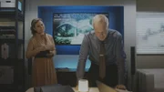 REENACTMENT - Nachdem es Suchteams gelungen ist, das Wrack der Piper PA-46, die den Fußballstar Emiliano Sala transportierte, auf dem Grund des Ärmelkanals zu lokalisieren, untersuchen die Ermittler des AAIB (gespielt von Samantha Espie und Ryan Hollyman) die Videoaufnahmen des Trümmerfeldes und stellen fest, dass das Heck und der äußere Teil beider Tragflächen des Flugzeugs fehlen.
