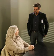 Noch ahnt niemand, dass Professor Rothschild (Jason Alexander, l.) einen Plan hat, denn er will sich an Rossi (Joe Mantegna, r.) rächen, der seinem Bruder vor einiger Zeit gefasst hat ...