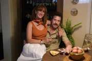 (1. Staffel) - Happily Married - Micheline Paquette (Karine Gonthier-Hyndman, l.); Serge Paquette (Patrice Robitaille, r.)