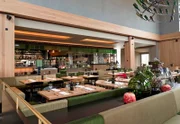 "Mein Lokal, Dein Lokal - Wo schmeckt's am besten?" Diese Frage stellt sich jede Woche für fünf Restaurantchefs einer Stadt, die gegeneinander antreten und um den besten Geschmack, den professionellsten Service und die schönste Atmosphäre miteiander wetteifern. Am Ende winken dem Sieger ein Gewinn von 3.000 Euro und der "Mein Lokal, Dein Lokal"-Award ...