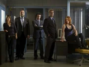 Das Team von links: Detective Alexandra Eames (Kathryn Erbe), Detective Robert Goren (Vincent D'Onofrio), Captain Danny Ross (Eric Bogosian), Detective Mike Logan (Chris Noth) und Detective Nola Falacci (Alicia Witt).