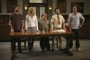 Mac (Rob McElhenney, l.), Dee (Kaitlin Olson, 2.v.l.), Charlie (Charlie Day, 2.v.r.) und Dennis (Glenn Howerton, r.) sind alle Teil einer rührseligen Geschichte, die Frank (Danny DeVito, M.) dem Richter auftischt ...