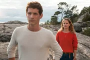 Ellen (Isabell Polak) und ihre Jugendliebe Lennard (Martin Bretschneider); er ist mit Ellens Schwester Bibi verlobt.